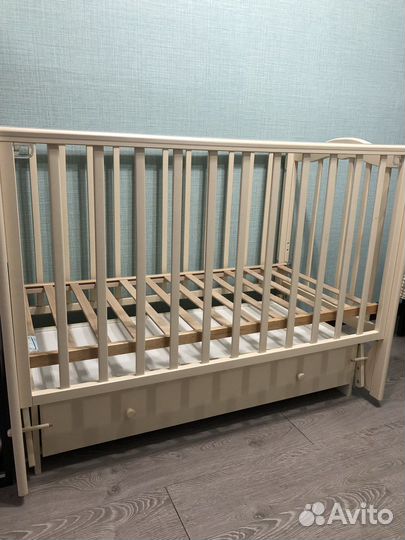 Детская кроватка с маятником