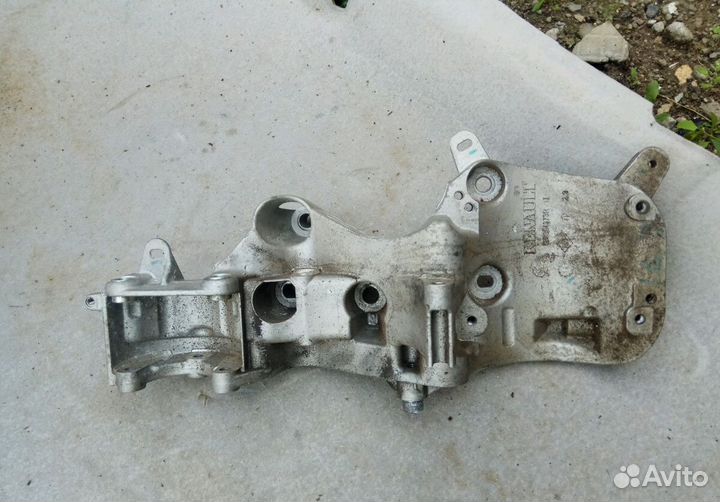 Кронштейн крепления навесного оборудования Ниссан