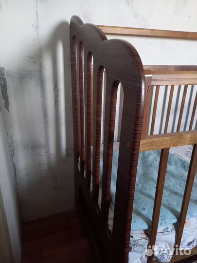 Детская кроватка с маятником, матрасом и ящиками