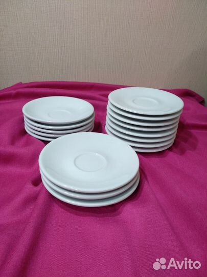 Один лот: Белые блюдца без чашек 16 штук