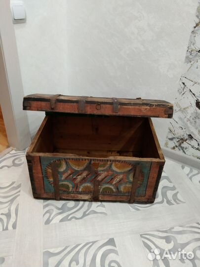 Сундук старинный расписной не большого размера