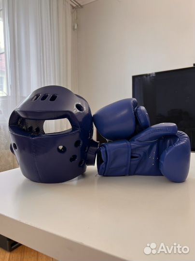 Боксерские шлем и перчатки