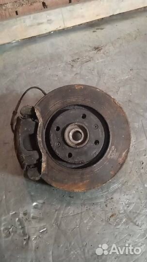 Кулак передний левый Citroen Xsara Picasso 2003