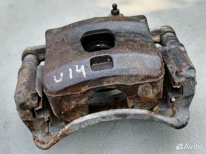 Суппорт тормозной передний левый Nissan Cefiro