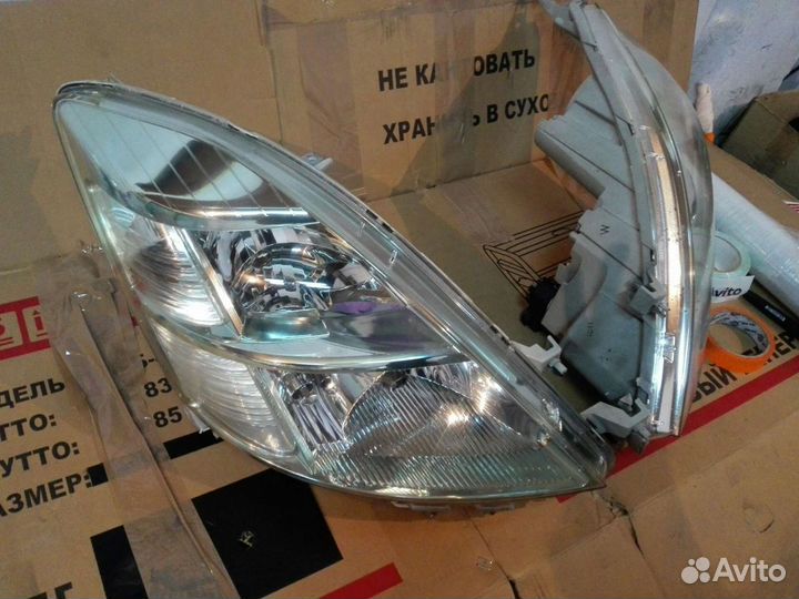 Фара Тойота Исис Toyota isis