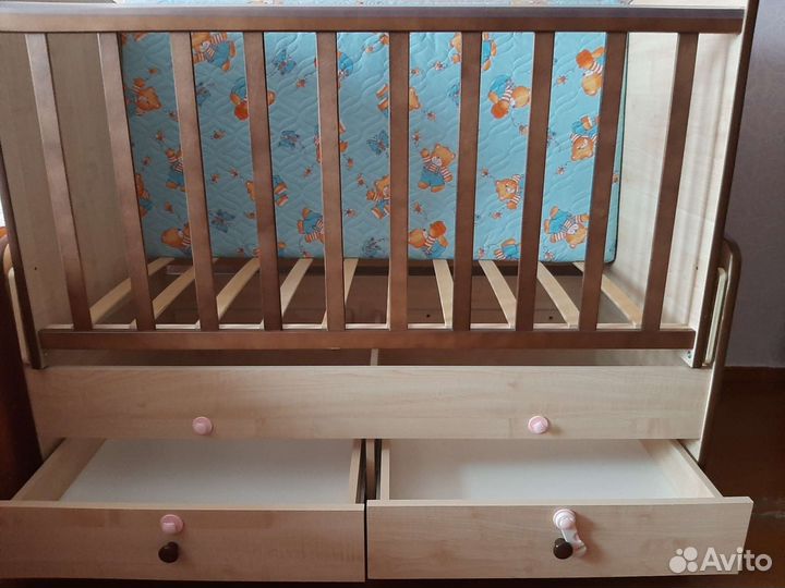 Детская кроватка с маятником и ящиком