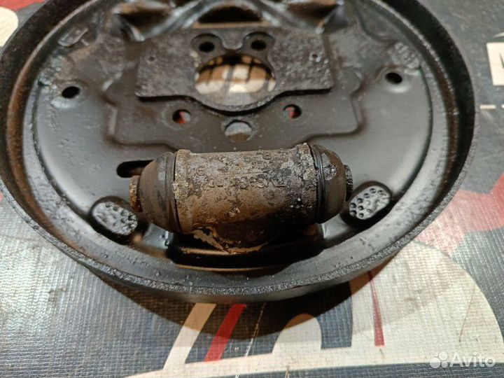 Пыльник тормозного барабана задний правый Skoda