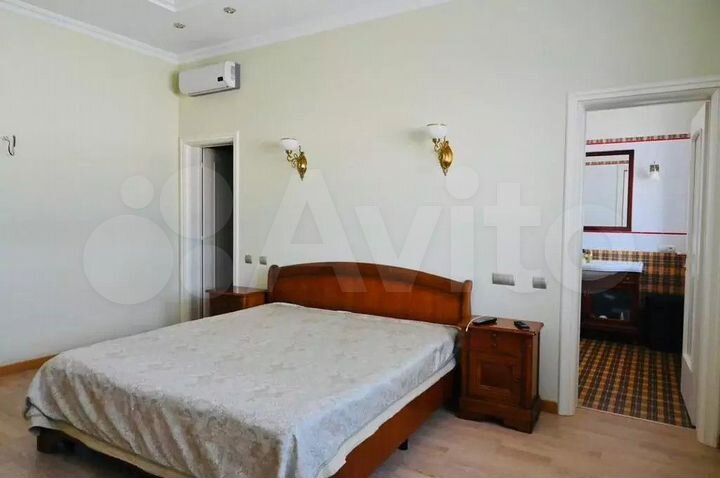 Коттедж 900 м² на участке 25 сот.