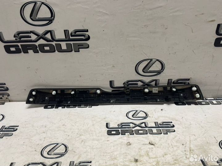 Накладка крышки багажника зад. Toyota Land Cruiser