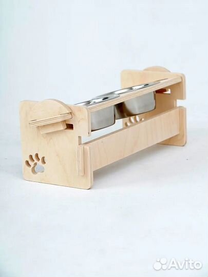 Миски для животных на деревянной подставке