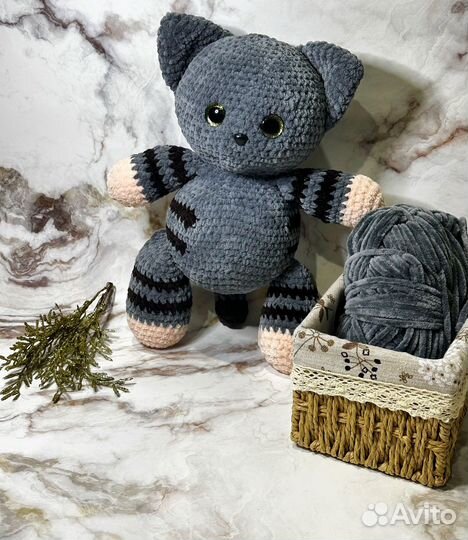 Вязаная игрушка котик