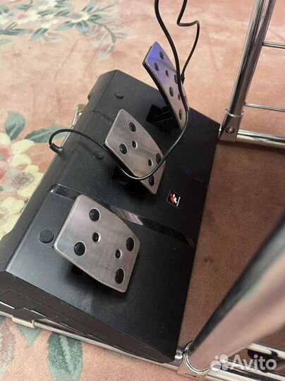 Кокпит (игровое кресло с рулем)