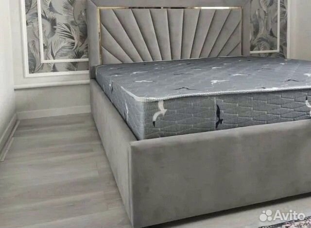 Кровать с подъёмным механизмом и мягкой обивкой