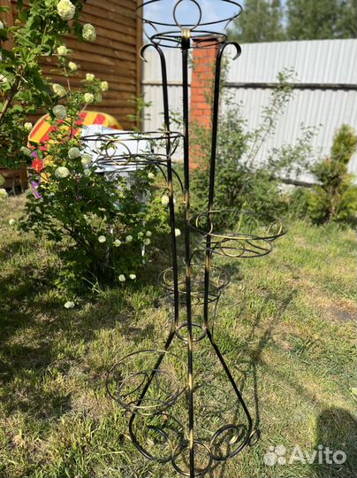 Напольная кованая стойка для цветов
