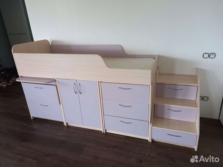 Кровать и выдвижной стол + матрас и наматрасник