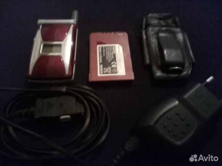 Большая коробка телефонной мелочевки