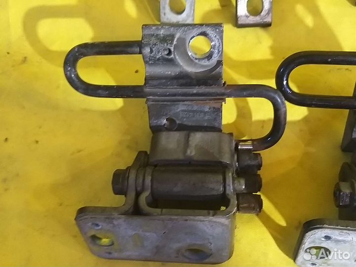 Петли дверей и петли капота VW Passat B7