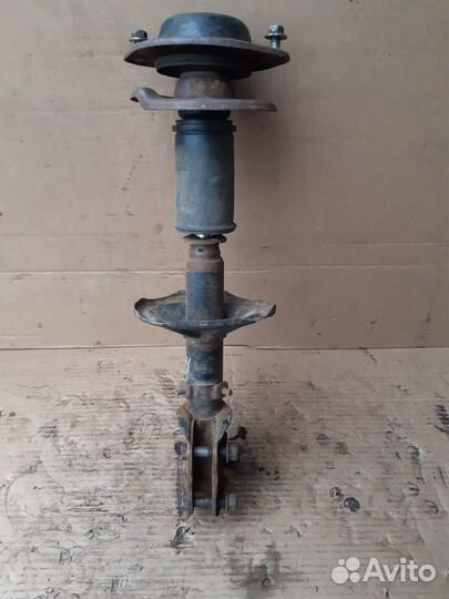 Амортизатор передний Митцубиси Ланцер CB 1992-2000