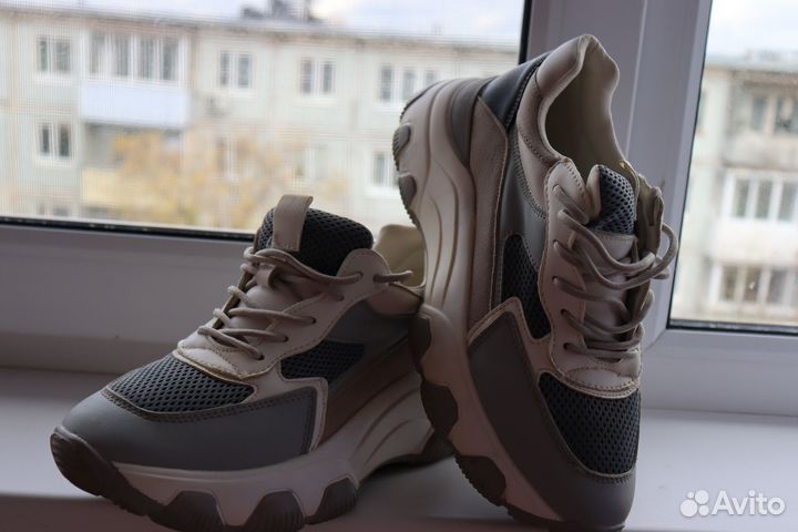 Кроссовки женские