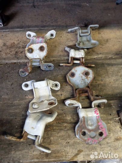 Петля Мазда Демио 1