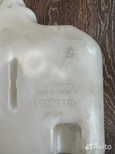 Бачок омывателя на Honda Civic 4d