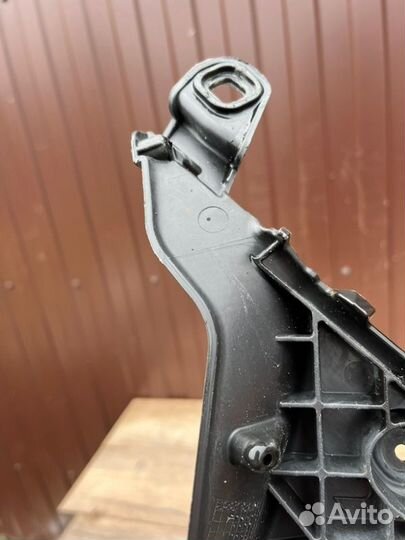 Кронштейн бампера задний левый Audi 3 8P 1.8 2008