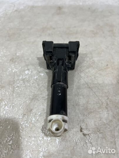 Форсунка омывателя фары передняя левая Toyota Rav4