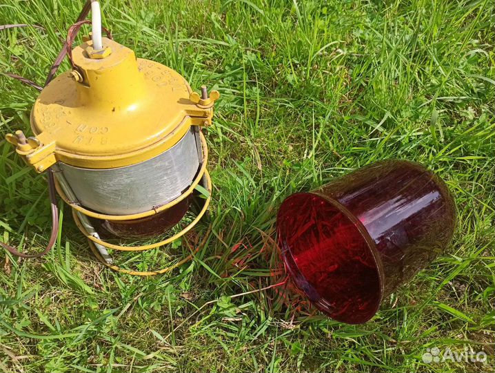 Красный судовой фонарь с запасной колбой