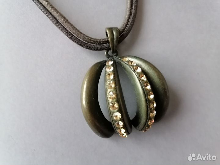 Женская подвеска кожаная с кулоном