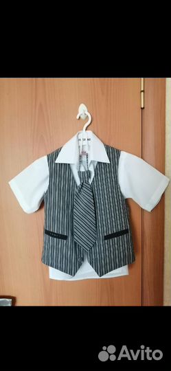 Рубашка, жилет и галстук