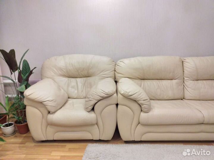 Кожаный угловой диван и кресло б/у