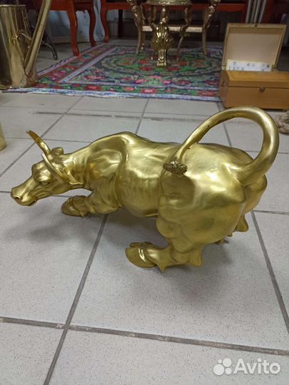 Бык биржевой.золотой телец.огромный