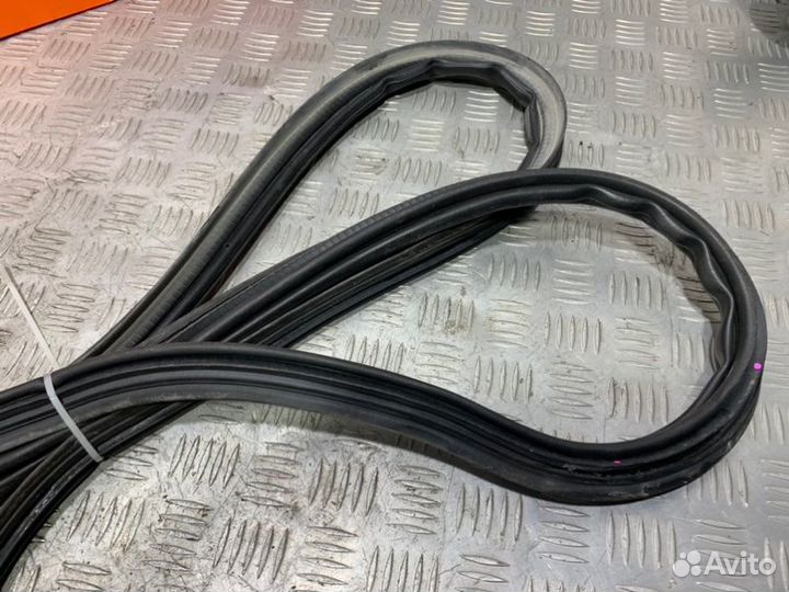 Уплотнитель двери багажника Lexus Rx350