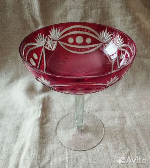 Ваза на ножке. Рубиновое стекло. 50-е