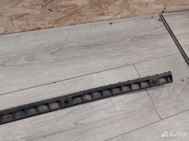 Направляющая заднего бампера Volkswagen Passat B5