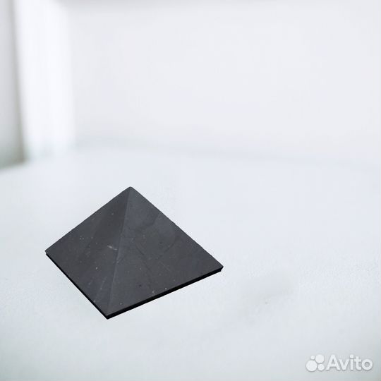 Неполированная пирамида из шунгита 9см