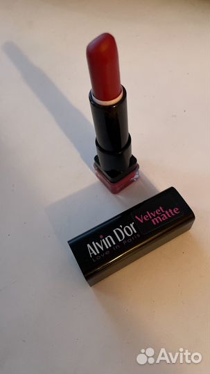 Красная помада