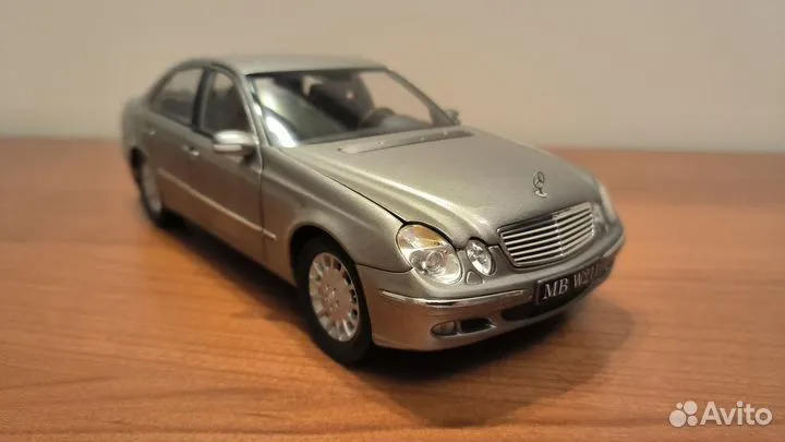 Mercedes-Benz W211 E320 1:18 Kyosho