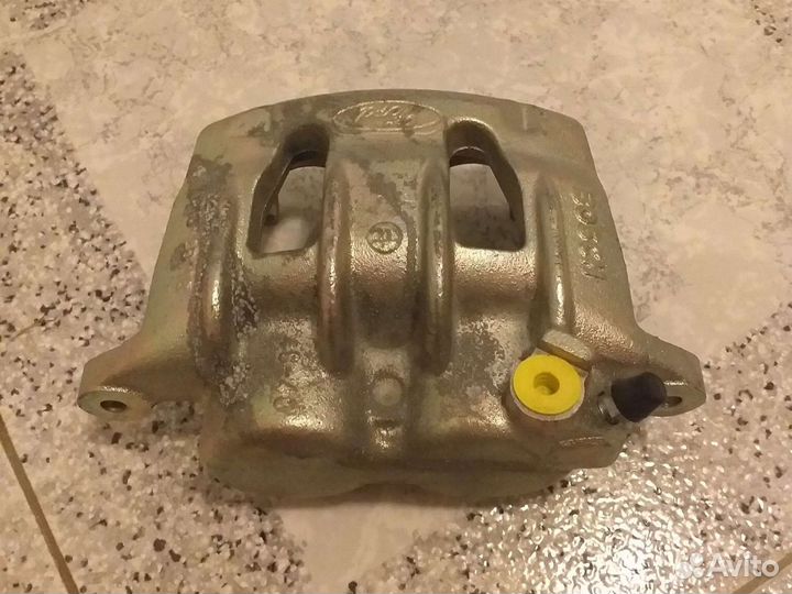 Суппорт правый Форд Транзит с 2000 по 2006