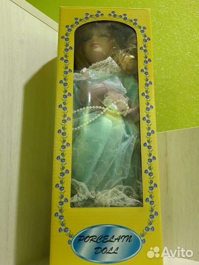 Кукла фарфоровая