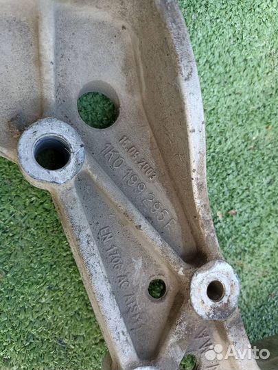 Кронштейн передний левый Volkswagen Jetta седан