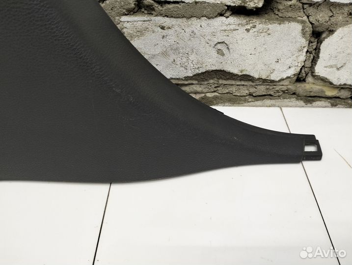 Обшивка стойки средней Grand Cherokee WK2