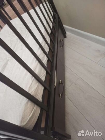 Детская кроватка с маятником и ящиком