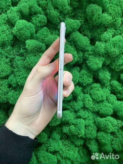 iPhone SE, 64 ГБ