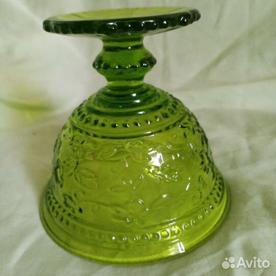 Вазочка на ножке изумрудного цвета