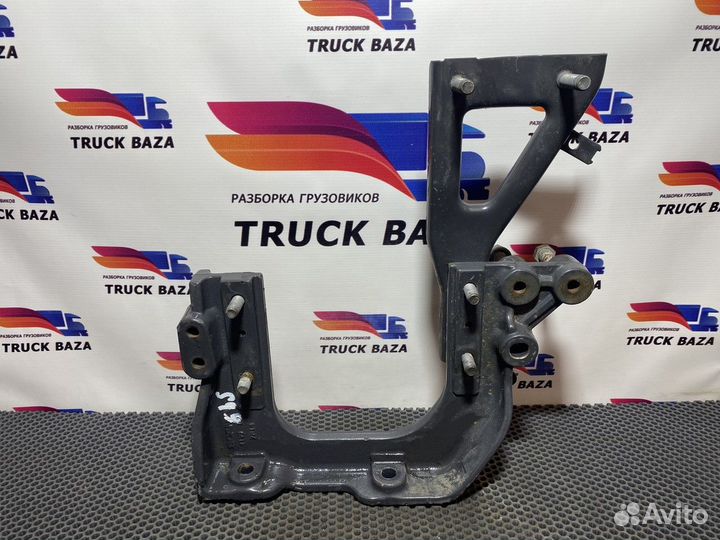 2356049 Кронштейн брызговика левого