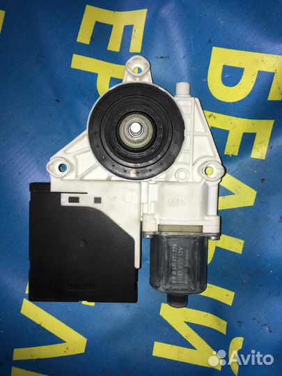 Правый моторчик стеклоподъемника Volkswagen Jetta