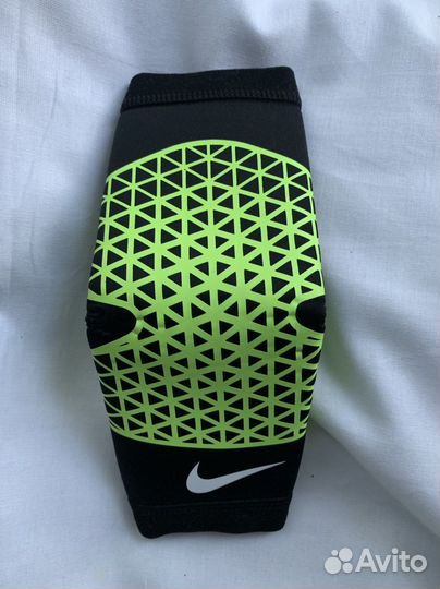 Налокотник Nike