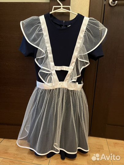 Трикотажное платье с белым фартуком