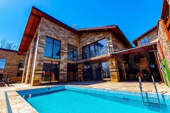 Коттедж 500 м² на участке 8 сот.